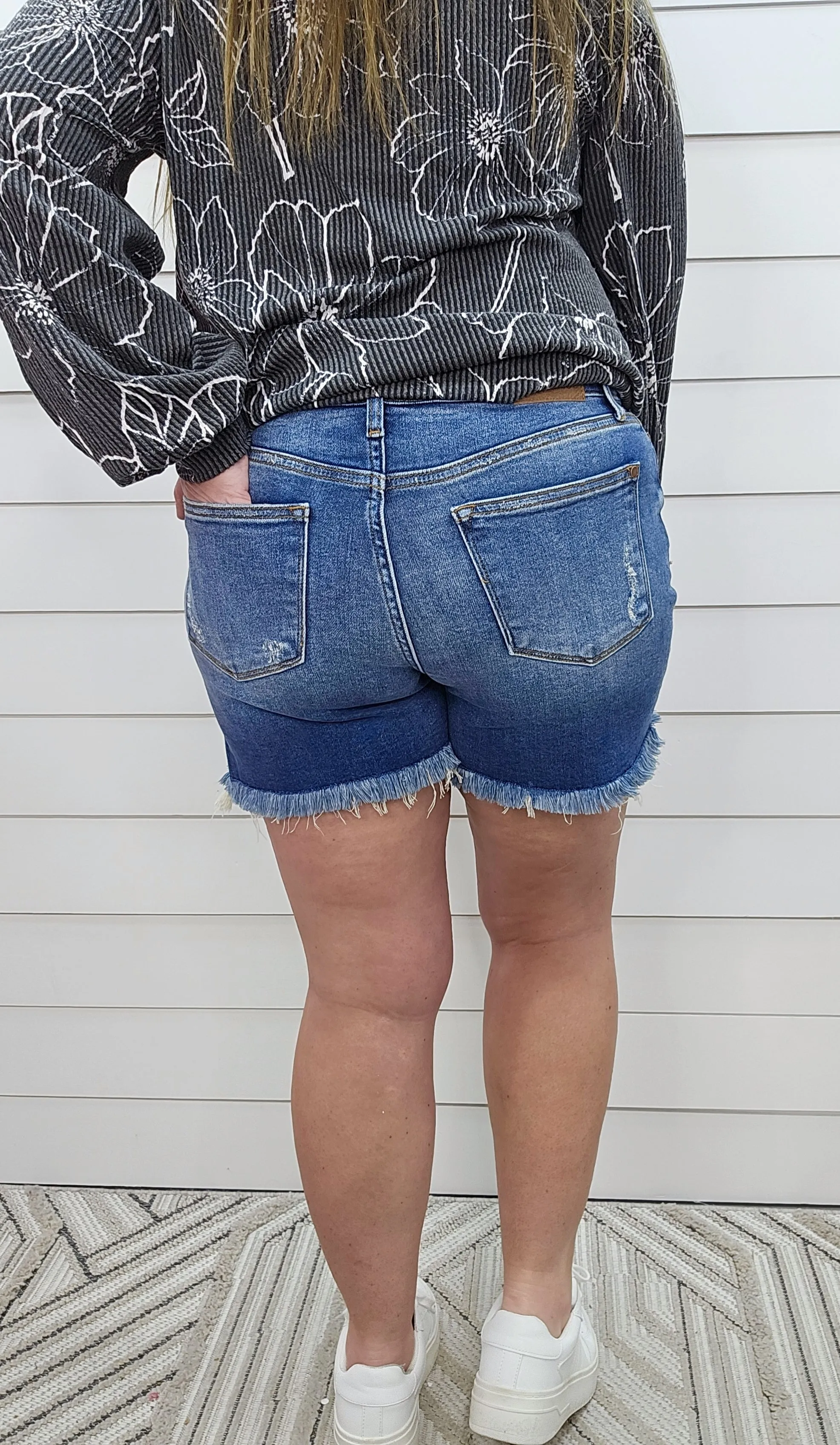 JUDY BLUE 2 BUTTON ADJUSTABLE WAIST DISTRESSED DAD SHORT