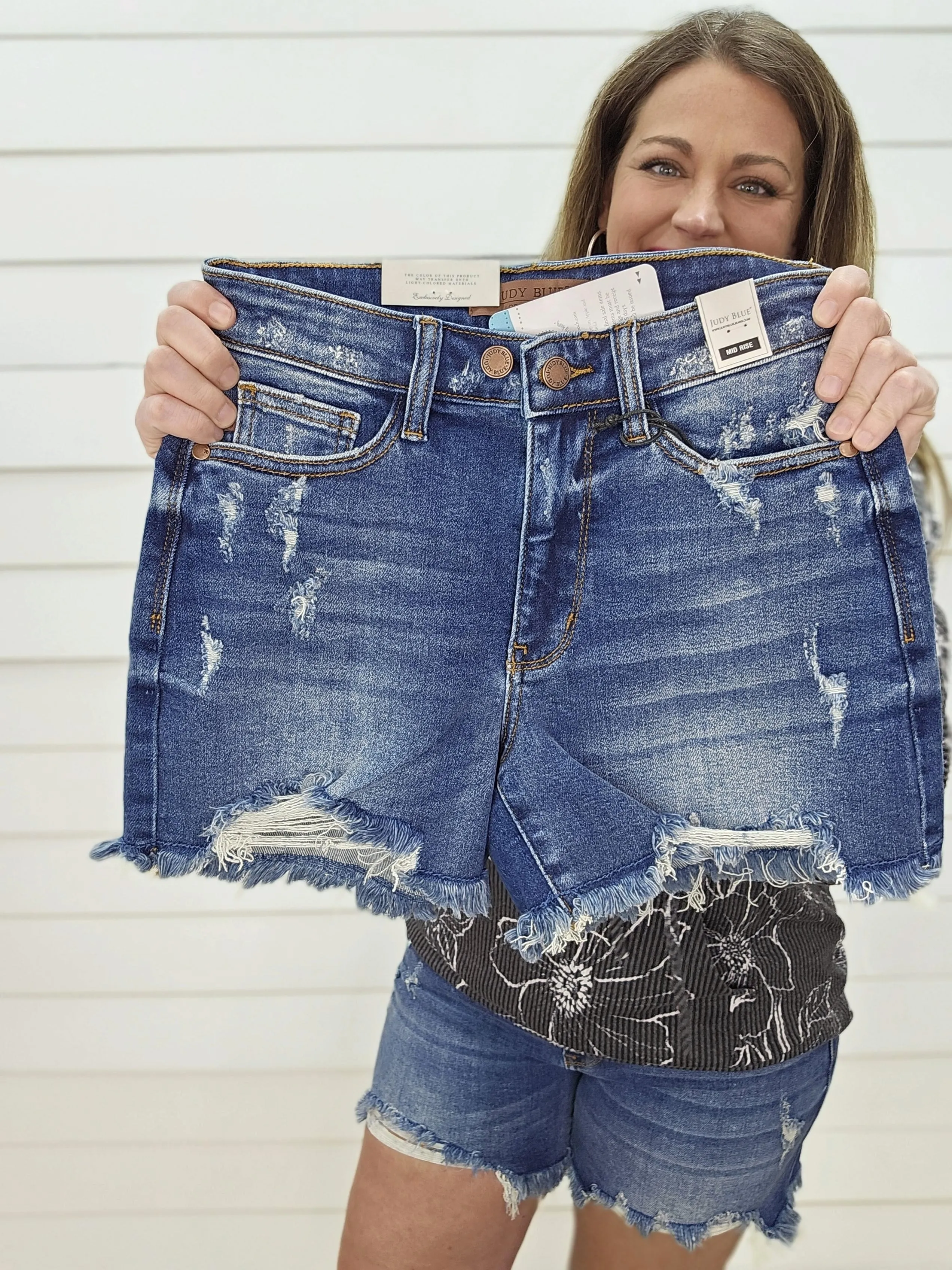 JUDY BLUE 2 BUTTON ADJUSTABLE WAIST DISTRESSED DAD SHORT