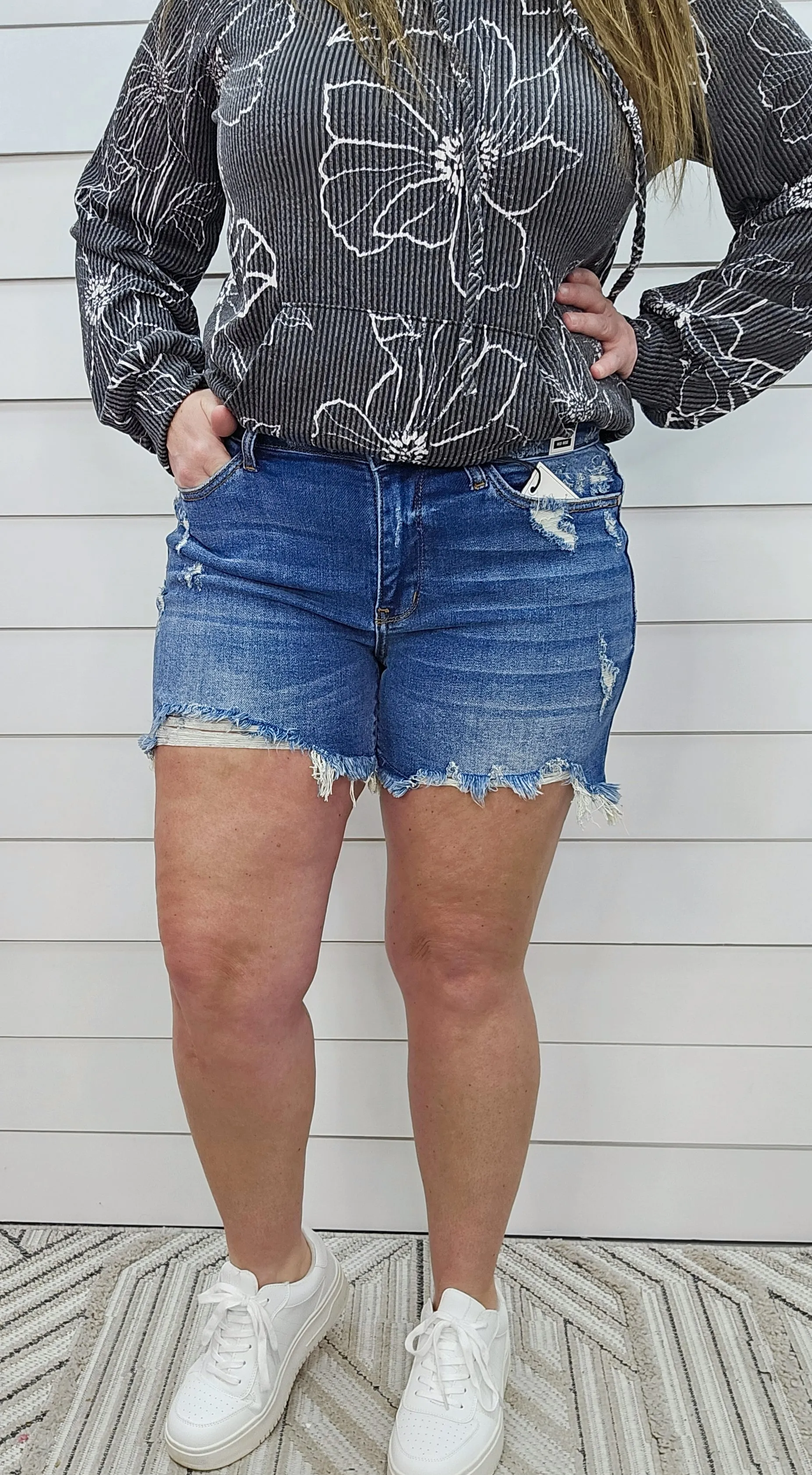 JUDY BLUE 2 BUTTON ADJUSTABLE WAIST DISTRESSED DAD SHORT